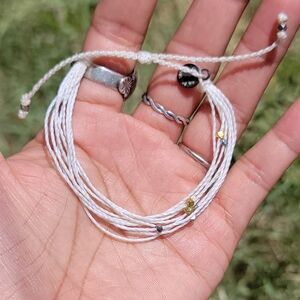 🌸 HTF 🌸 Like new Pura Vida malibu adjustable waterproof bracelet in white gold